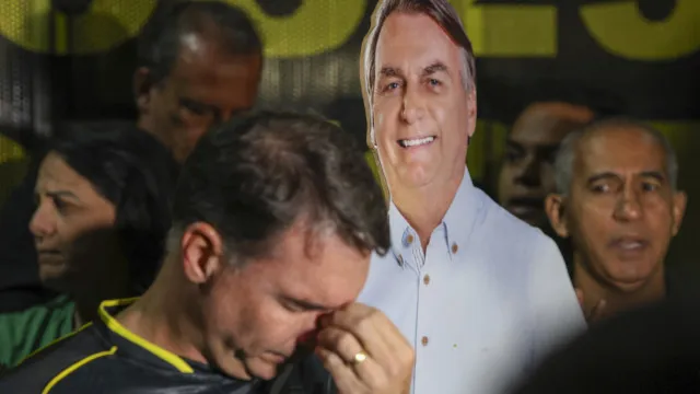 
                    Flávio diz que Jair Bolsonaro o aconselhou a falar a verdade e que Eduardo vive de doação do pai
                