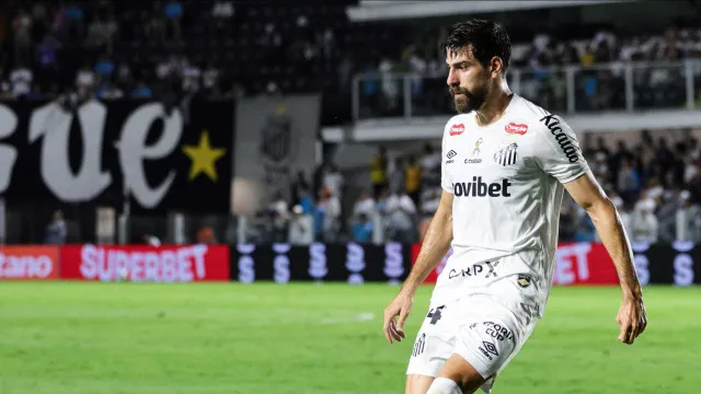 Socorrido de ambulância no jogo do Santos, Luan Peres está bem e acordado