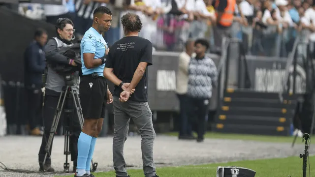 
                    Cuca explica polêmica com Neymar e assume: 'Derrota não é culpa do árbitro'
                