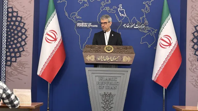 
                    Irã avalia abrir Hormuz sem dar passagem para os EUA, diz porta-voz
                