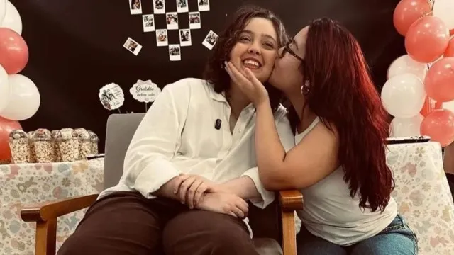 
                    'Elas se amavam como irmãs': amigas com leucemia morrem com 1h de diferença
                