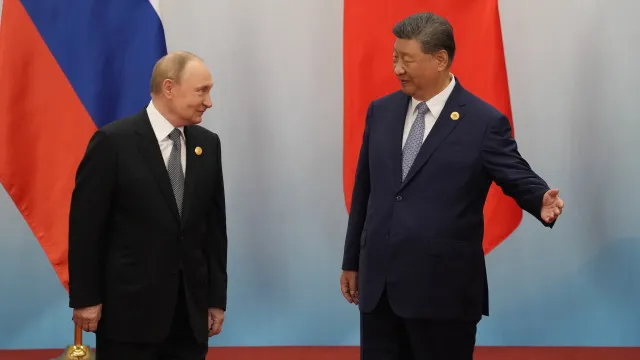 
                    Xi tenta projetar China como pivô da diplomacia global em encontro com Putin
                