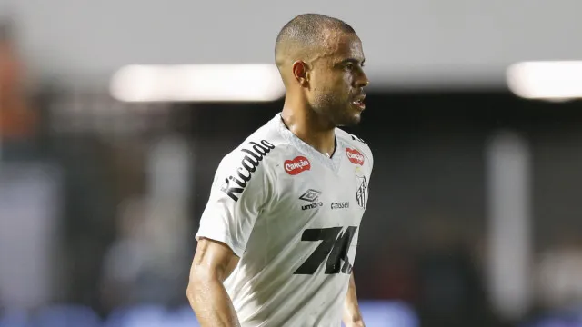 
                    Como Zé Ivaldo e Tiquinho ajudam a entender a situação de Mayke no Santos
                