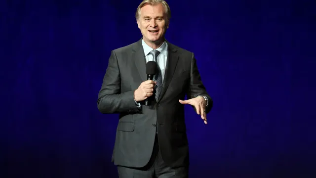 
                    Christopher Nolan revela não usar celular ou e-mail: 'Algemas digitais'
                
