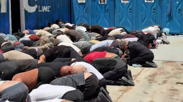 
                    Israel deporta ativistas após vídeo do grupo amarrado e ajoelhado causar crise diplomática
                