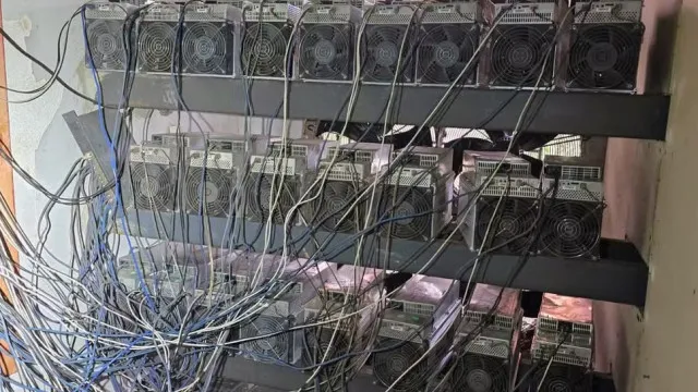 
                    Polícia encontra fazenda clandestina de criptomoedas durante operação contra o CV
                