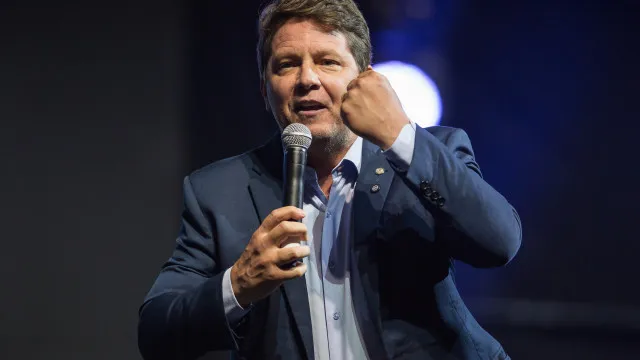 
                    Funcionária pagou cartão da esposa de Mario Frias e fez PIX para ex-chefe
                