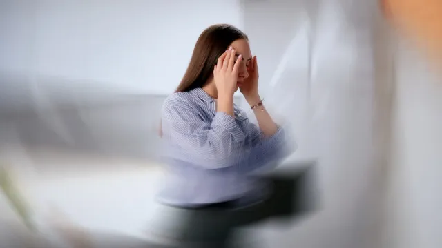 
                    Por que sentimos tontura ao levantar rápido? Médico explica
                