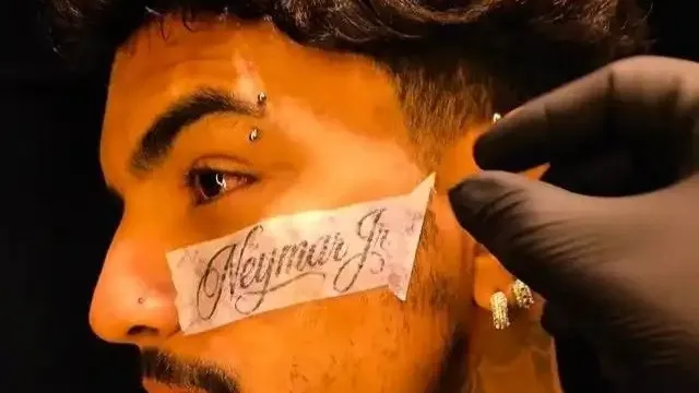 
                    Fã tatua nome de Neymar no rosto após convocação para a Copa
                