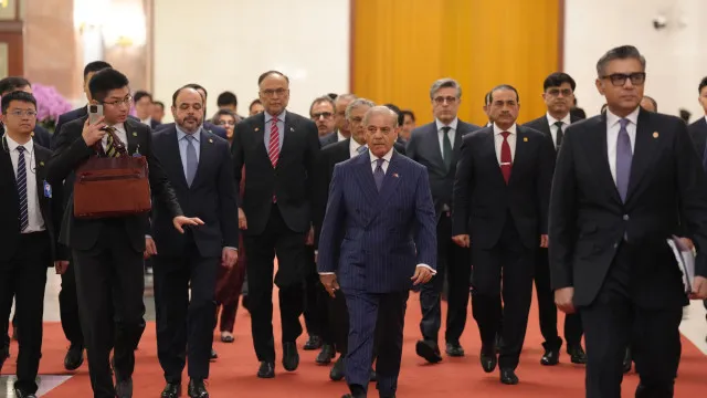 
                    Após Trump e Putin, Xi recebe premiê do Paquistão, mediador da guerra no Irã
                