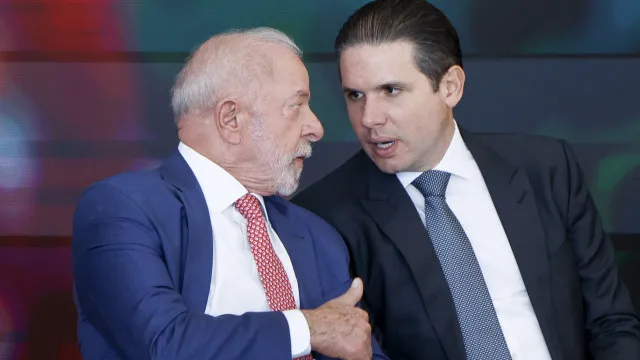 
                    Lula e Motta acertam transição na PEC da 6x1 para redução de 2h de jornada em 2026
                