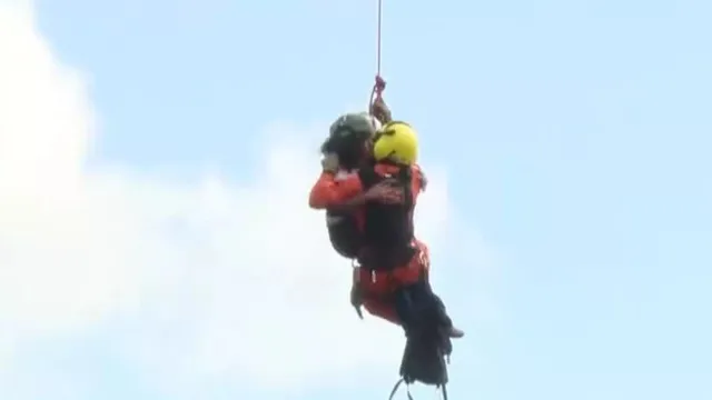 
                    Mulher é resgatada viva após ser jogada de penhasco de 50 metros pelo ex
                