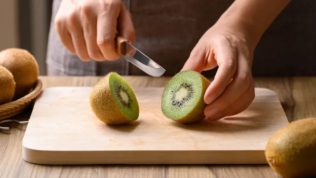 
                    Pode comer kiwi com casca? Veja formas de consumir a fruta
                
