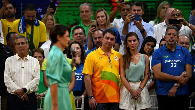 
                    Acionada após crise com Michelle, mulher de Flávio Bolsonaro foi denunciada no caso da 'rachadinha'
                