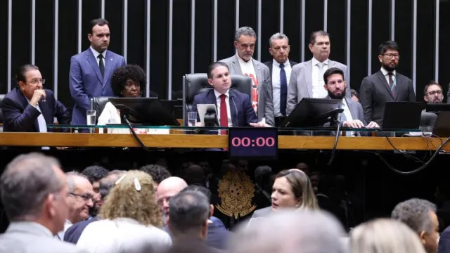 
                    Câmara aprova em primeiro turno PEC que acaba com escala 6x1 e reduz jornada para 40 horas
                