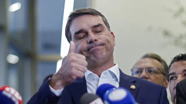 
                    Flávio explora decisão dos EUA como trunfo eleitoral, e aliados de Lula focam 'Dark Horse' e soberania
                