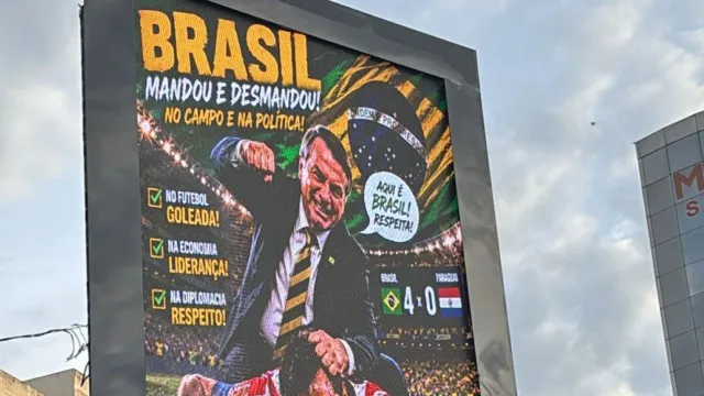 
                    Paraguai manda retirar painéis que traziam montagem com Jair Bolsonaro
                