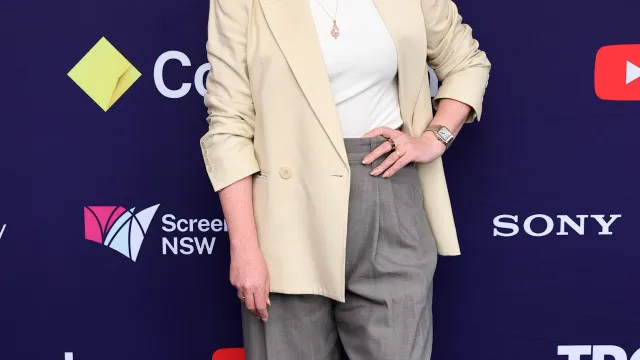 
                    Atriz de 'Succession', Sarah Snook estrelará minissérie de 'Os Passáros', clássico de Hitchcock
                