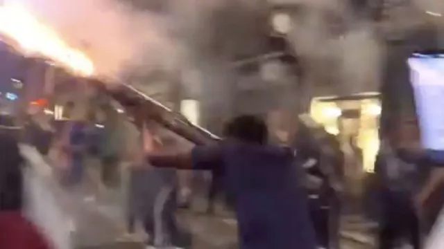 
                    Fogo, destruição e muito mais. Cenário de terror na comemoração do PSG
                