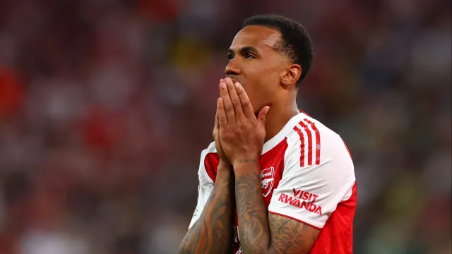 
                    Vendas das camisas de Gabriel Magalhães aumentam 350% após pênalti perdido
                
