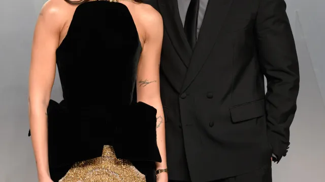 
                    Dua Lipa se casa com o ator Callum Turner em Londres
                