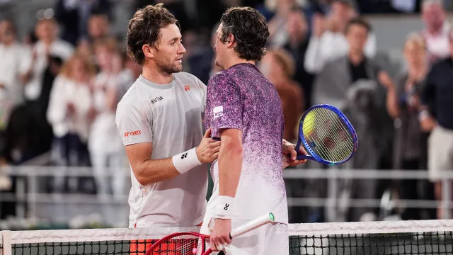 
                    Fonseca faz história e chega às quartas masculinas de Roland Garros 22 anos após Guga
                
