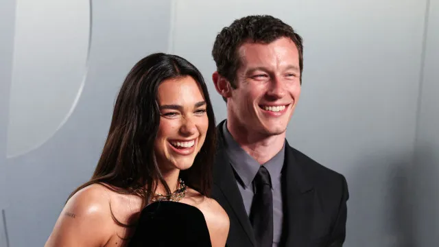 
                    Moradores protestam contra casamento de Dua Lipa na Itália
                