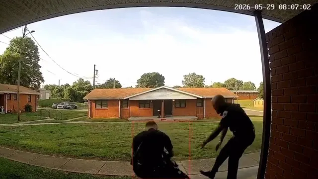 
                    EUA: policial é demitido por agredir violentamente mulher durante prisão
                