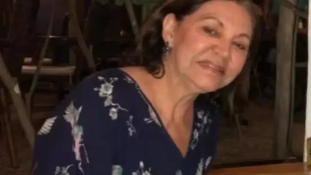 
                    Mulher que morreu após cair de escada de avião ia ao aniversário da filha
                