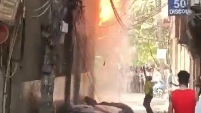 
                    Incêndio em restaurante em Nova Deli deixa 20 mortos e 40 feridos
                