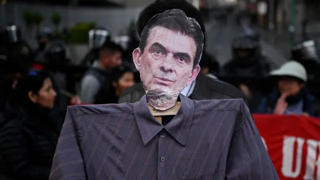
                    Presidente da Bolívia demite mais dois ministros em meio a protestos massivos
                