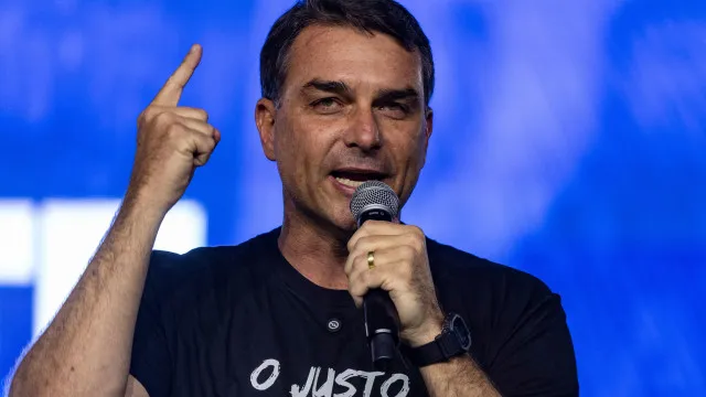 
                    Flávio é responsabilizado por ameaça ao Pix e tarifaço em 8 de cada 10 mensagens opinativas, diz levantamento
                