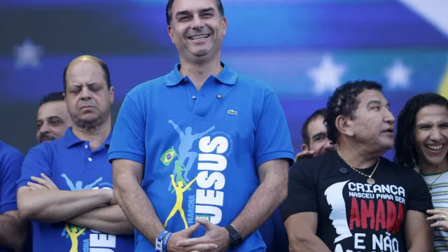 
                    Meu vice será uma pessoa preparada e de preferência mulher, diz Flávio Bolsonaro
                