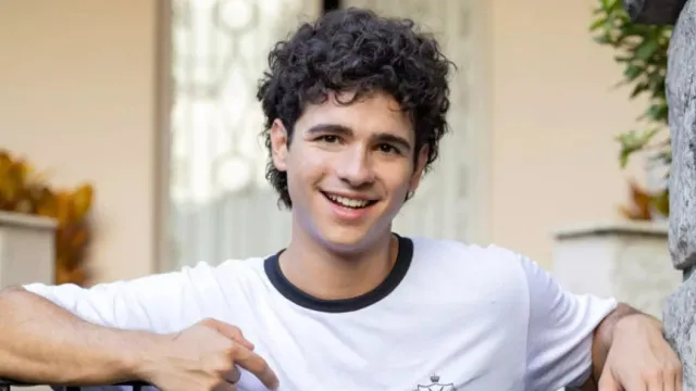 
                    Ator que vive jovem gay em 'Quem Ama Cuida' celebra identificação do público
                