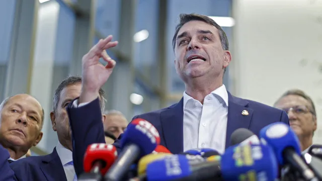 
                    Flávio afirma que Pix é do Bolsonaro apesar de ex-presidente ter dito desconhecer a medida em 2020
                