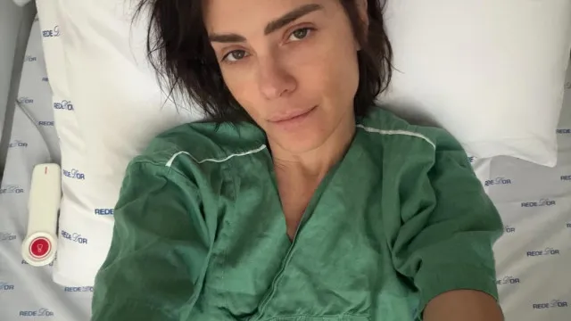 
                    Carolina Dieckmmann alerta seguidores após internação. 