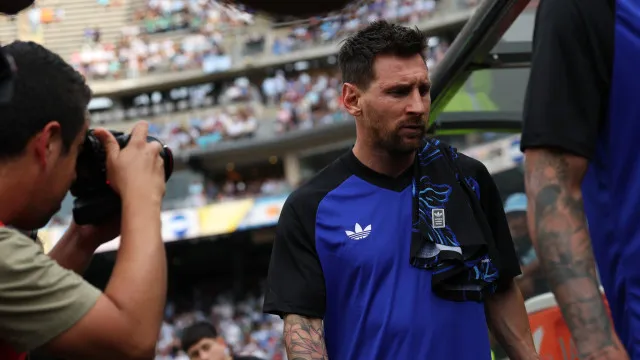 
                    Com pênalti polêmico e Messi no banco, Argentina bate Honduras sem sustos
                