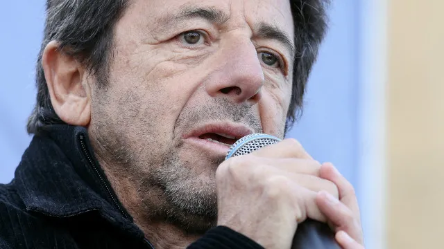 
                    Ator francês Patrick Bruel é detido após denúncias de agressão sexual
                