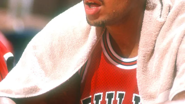 
                    Tricampeão da NBA com time lendário dos Bulls morre aos 59 anos
                