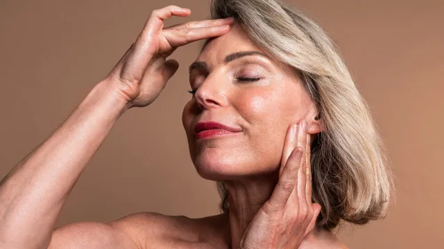 
                    Dermatologista revela como aumentar produção de colágeno após os 50 anos
                