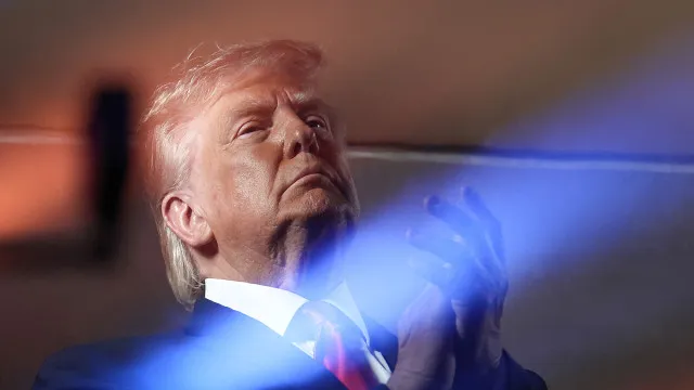 
                    Trump repete promessa de acordo com Irã, mas negociação não avança
                