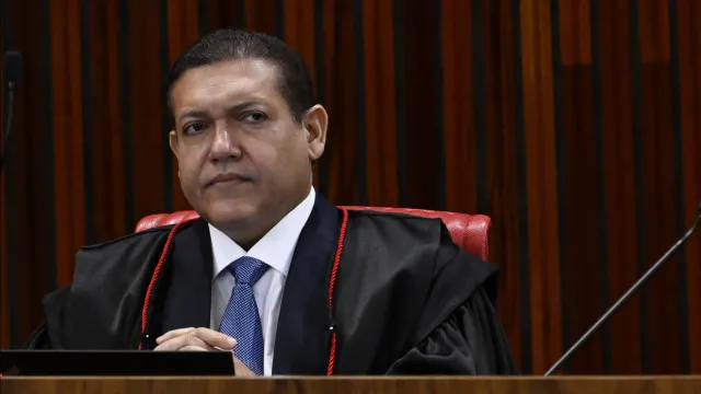
                    Mensagens em celular de Vorcaro indicam pagamento de R$ 500 mil a filho de Nunes Marques
                