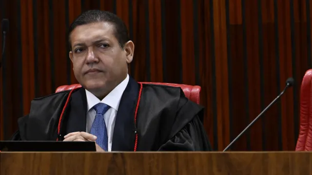 
                    Vazamento de gás provoca incêndio na casa de Kassio Nunes Marques, presidente do TSE
                