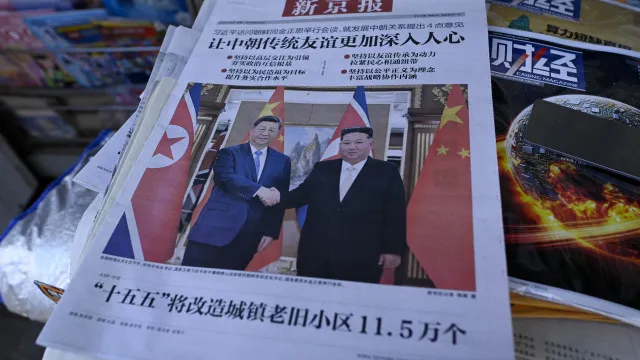 
                    Xi visita Coreia do Norte e promete intensificar aliança com Kim Jong-un
                