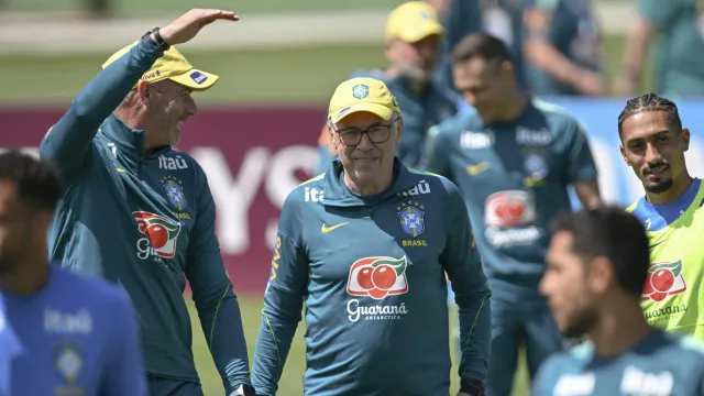 
                    Ainda sem Neymar, Ancelotti mantém mistério sobre escalação para estreia na Copa
                