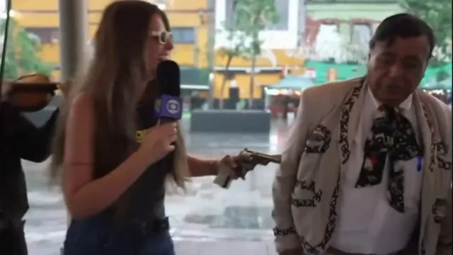 Repórter recebe arma durante transmissão da Copa do Mundo e viraliza nas redes