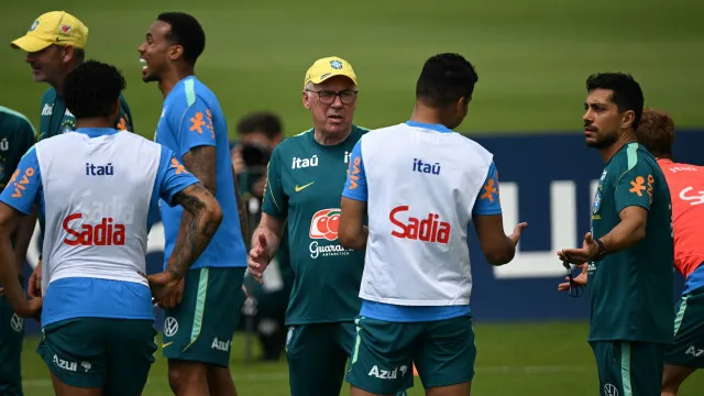 
                    Ancelotti testa time e indica escalação do Brasil para a estreia
                