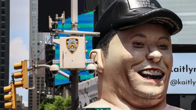 
                    Protesto contra Grok e cetamina leva Musk inflável para ruas de NY
                