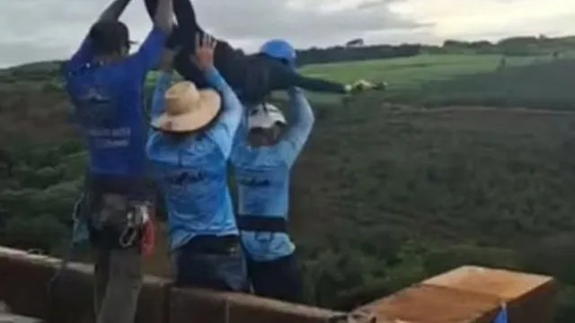 
                    Seis pessoas são presas por morte de jovem em salto de rope jumping sem corda
                