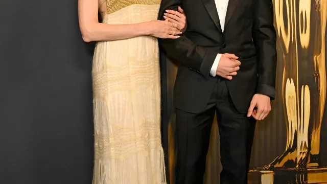 
                    Filho de Angelina Jolie e Brad Pitt retira o sobrenome do pai de diploma
                